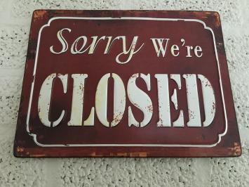 Metalen bord met prachtig geschilderde tekst: Sorry we're closed